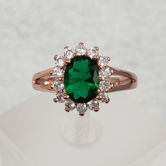 18k Rose Gold Emerald Ring - Picture 2 of 8